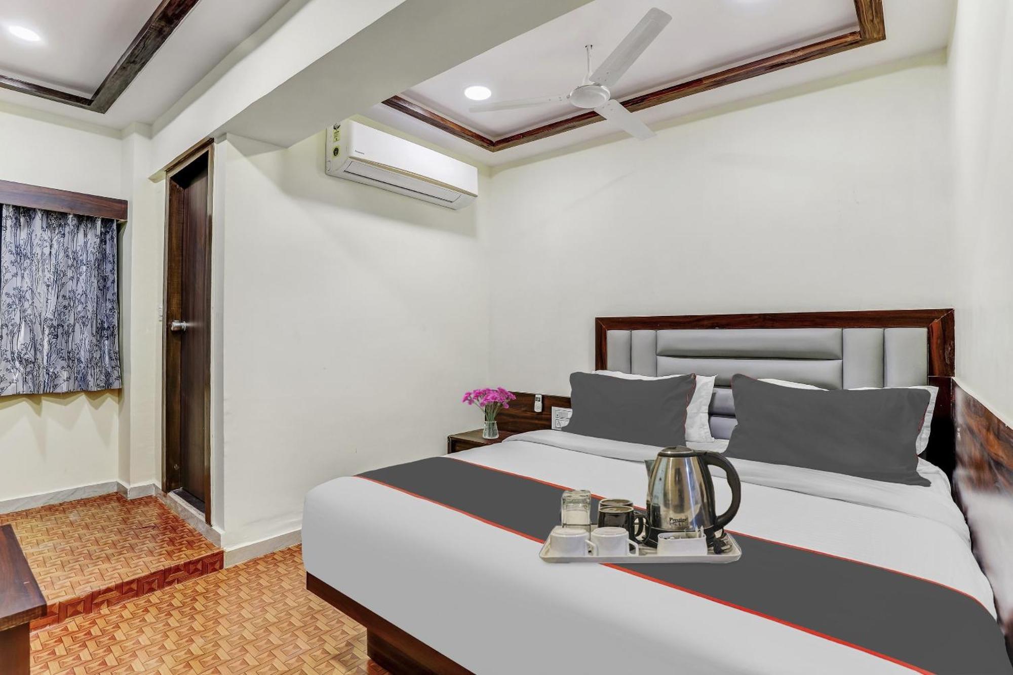 Collection O Laxmi Kuber Hotel Utran Exterior photo