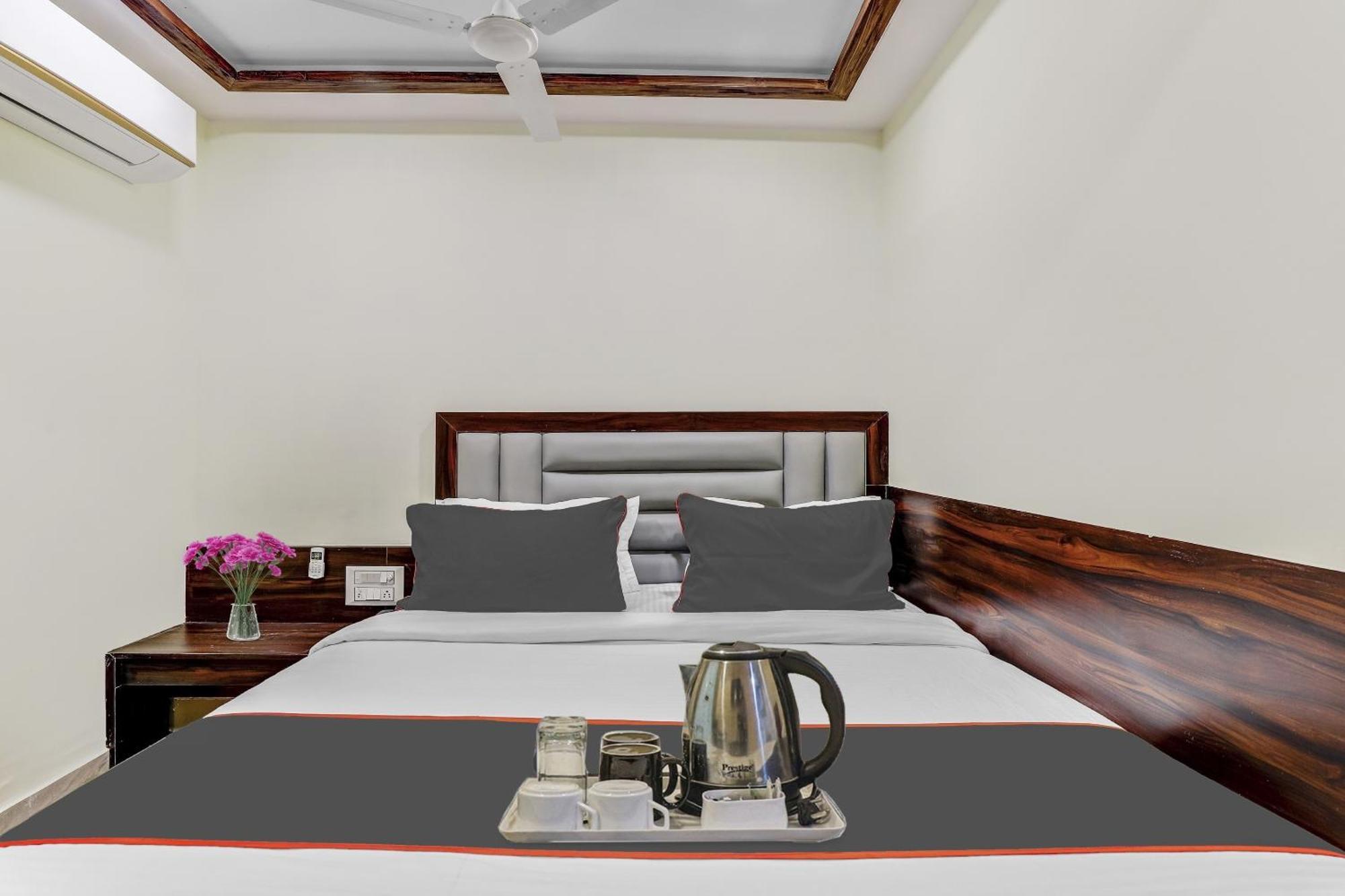 Collection O Laxmi Kuber Hotel Utran Exterior photo